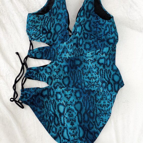 Ashley Graham X Swimsuits For All Python Cut Out - Picture 5 of 5